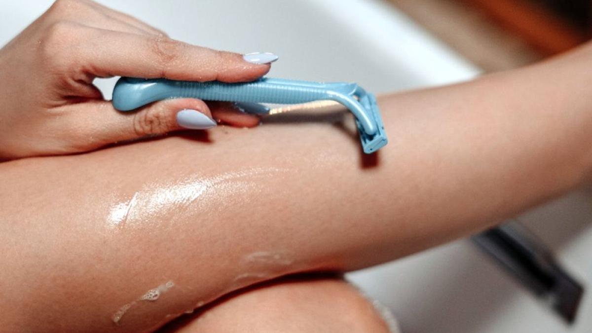 razi-picioare-barbierit-ras-pexels_87980000