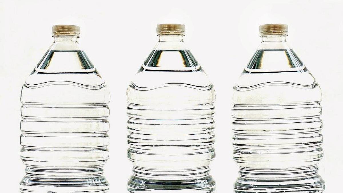 sticle-apa-plastic-pexels-suzy-hazelwood-2479095_49044300