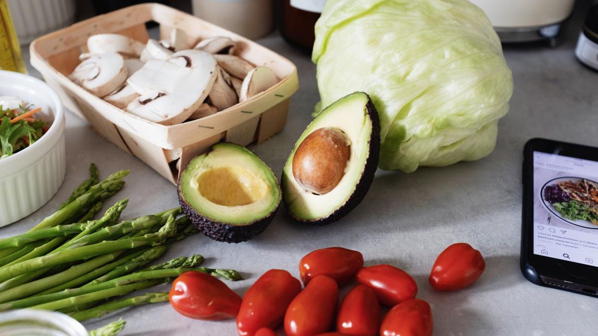 alimente-care-combat-balonarea--foto-pexels--at--ready-made_86644000