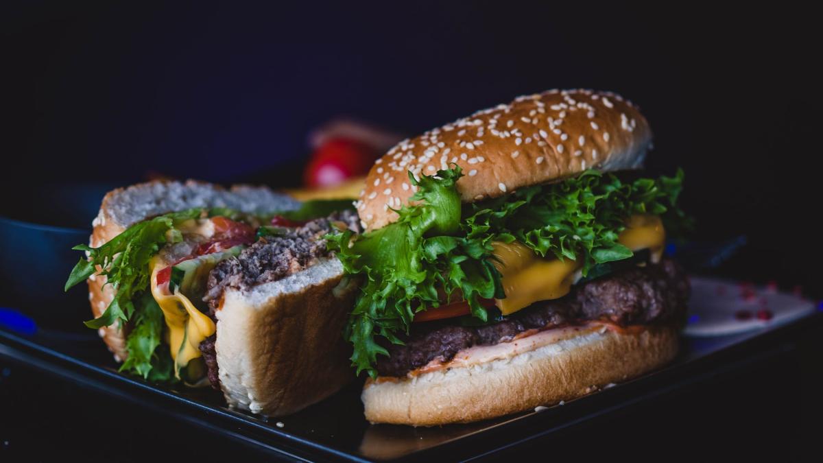 alimentatia-fast-food-recompensa-nesanatoasa--foto-pexels--at--valeria-boltneva_13379400