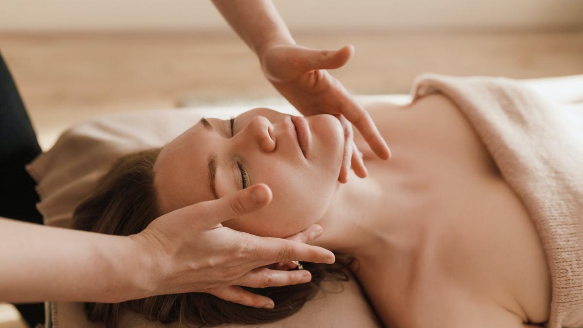care-sunt-beneficiile-masajului-facial--foto-pexels--at--arina-krasnikova_26385700