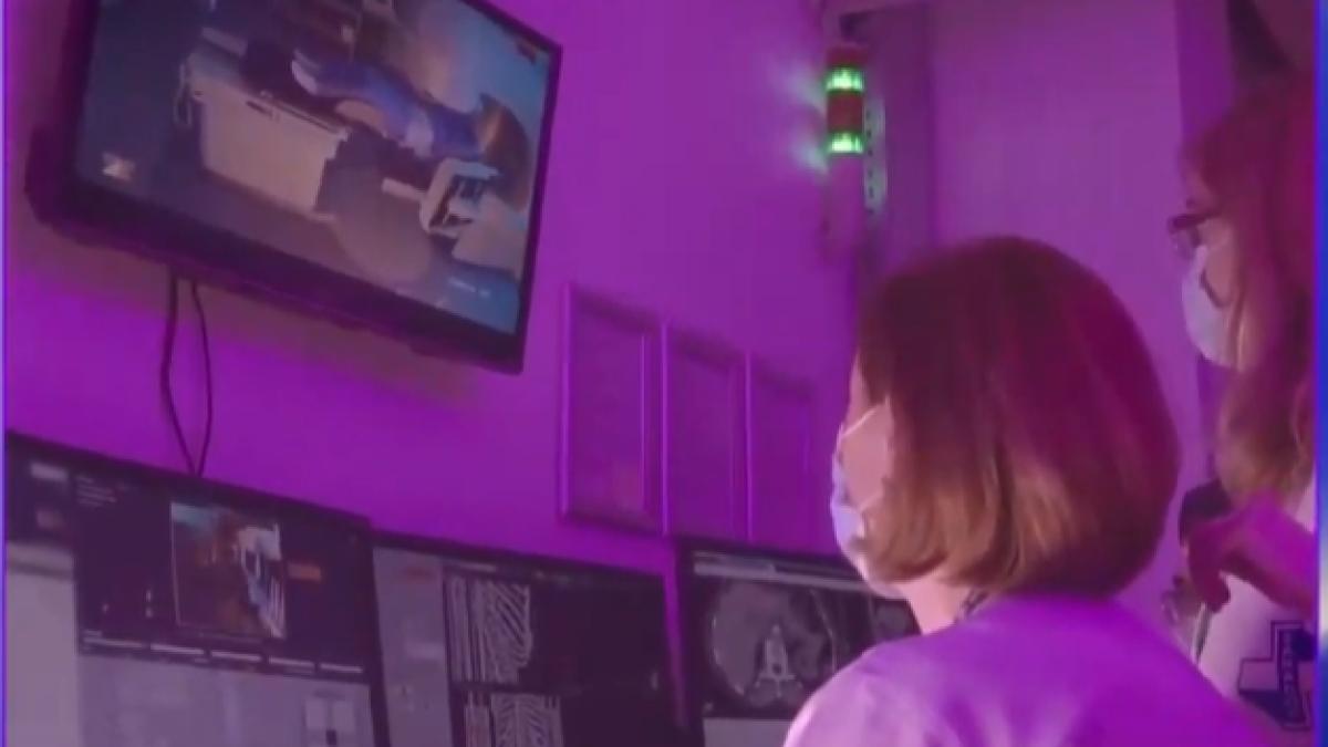 diferenta-dintre-radiochirurgia-si-radioterapia-stereotaxica-bisturiul-invizibil-cu-raze-x-taie-mai-putin-tesut-neafectat-de-cancer_07583700
