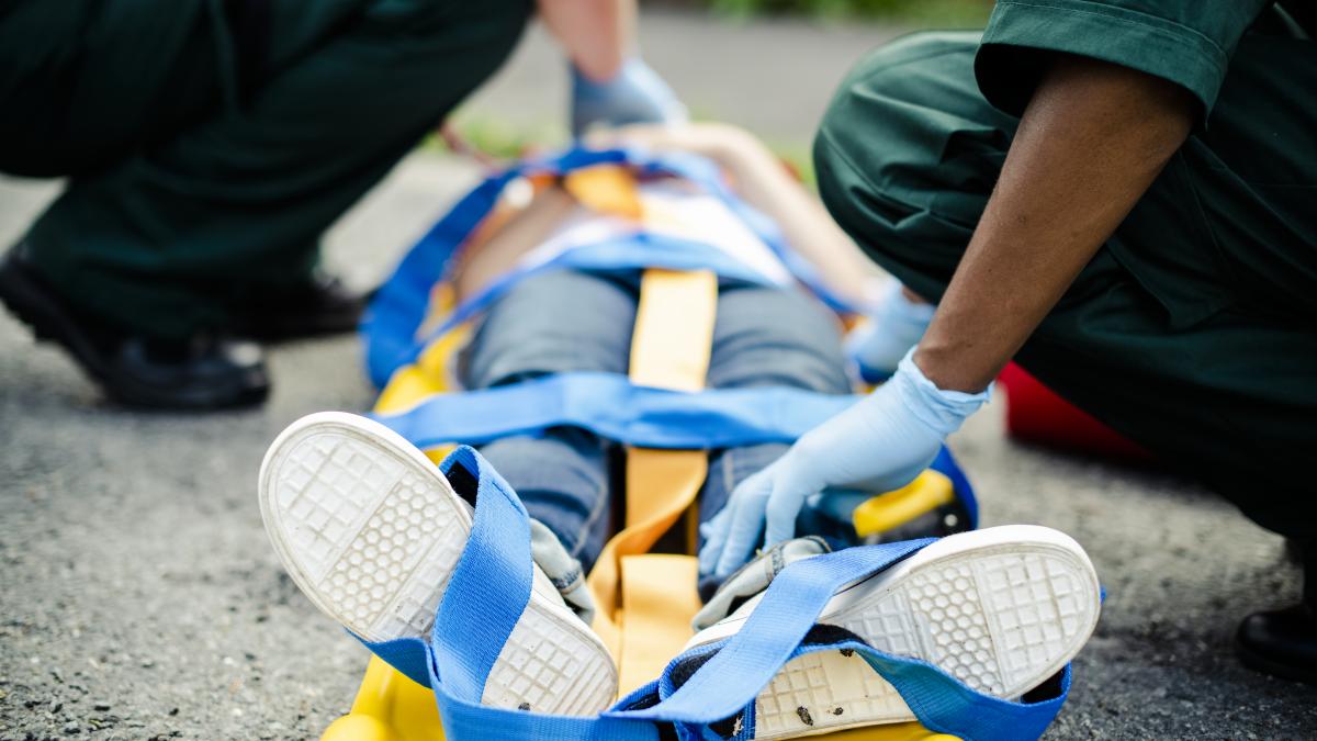 ce-sa-faci-in-caz-de-accident-rutier--primele-masuri-de-prim-ajutor--tine-minte-metoda-priveste--simte--asculta-respiratia_89794500
