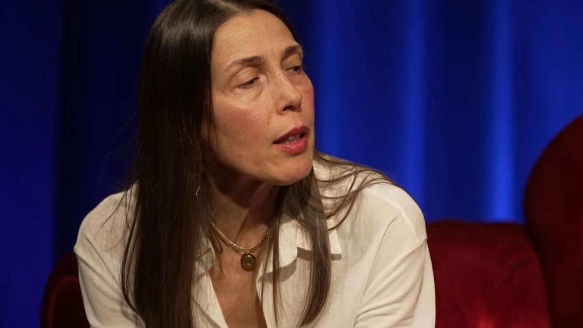 irina-petrea--foto-captura-video--at--youtube-in-oglinda-kanal-d_14675500