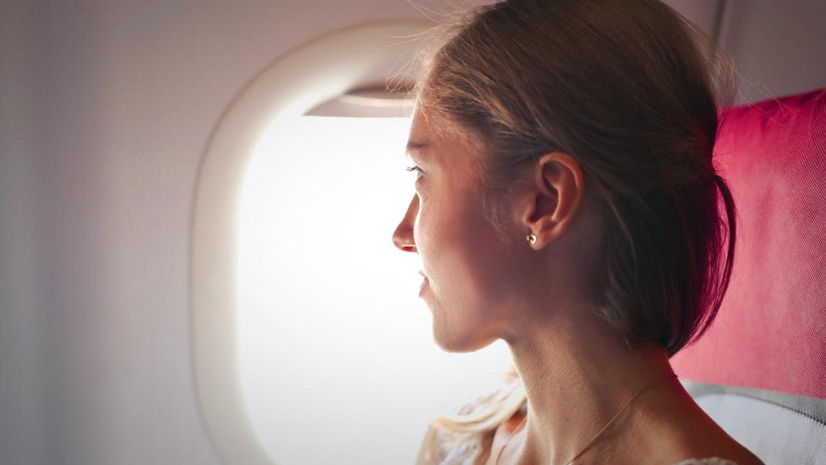 cu-ce-poate-fi-inlocuita-cafeaua-in-avion--cori-gramescu-beau-cate-un-pahar-la-fiecare-30-de-minute_21800600