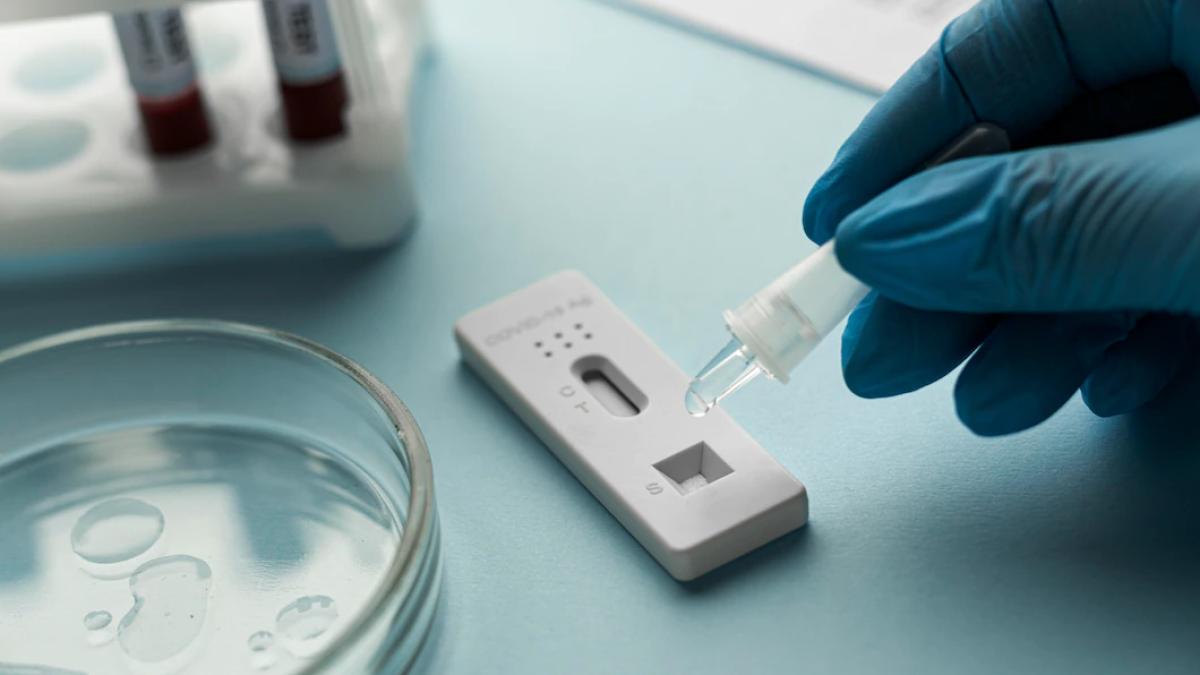 de-ce-se-infecteaza-cu-covid-si-cei-vaccinati-cu-trei-doze_76350900