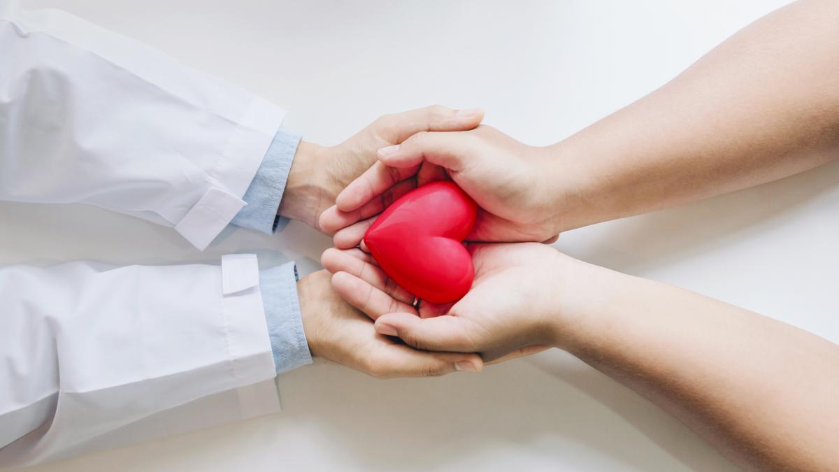 inima-unei-tinere-de-18-ani-bate-in-pieptul-unei-adolescente-cu-insuficienta-cardiaca_41137900