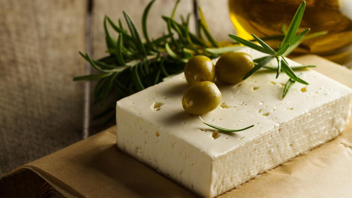 de-ce-este-bine-sa-mananci-branza-feta--scaderea-riscului-de-cancer--pe-lista-beneficiilor_97874100