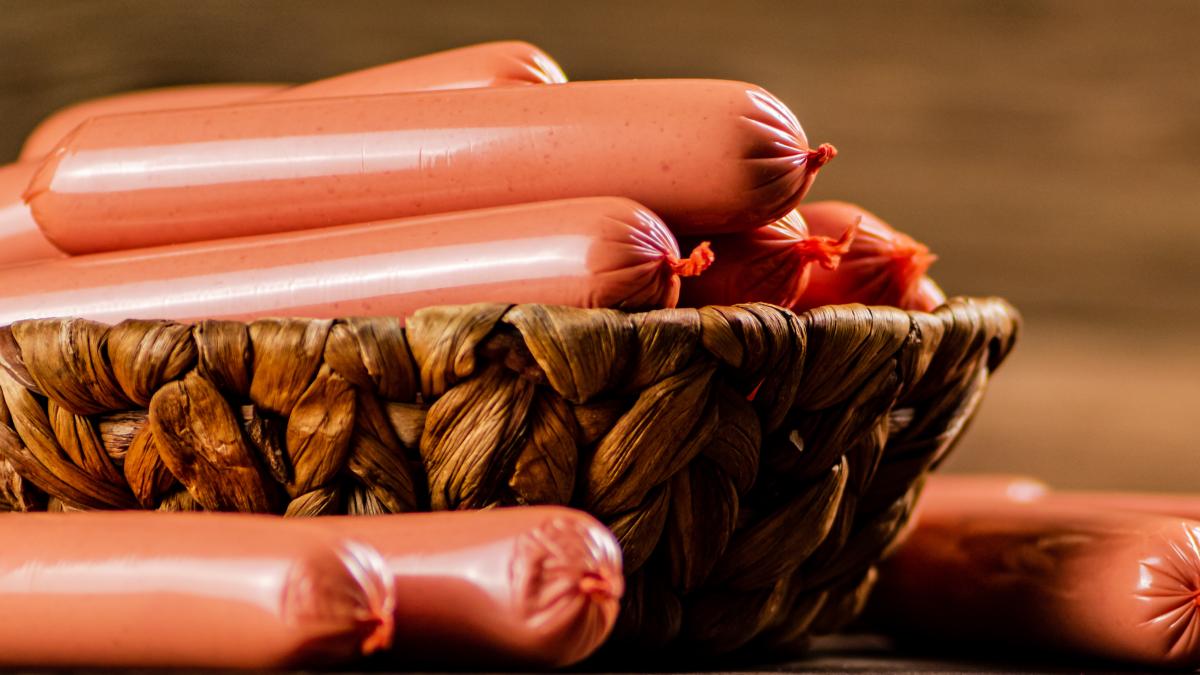 crenvursti-contaminati-cu-listeria-monocytogenes--retrasi-din-magazine--daca-i-ai-cumparat--nu-ii-manca-cum-te-afecteaza-aceasta-bacterie_48618900