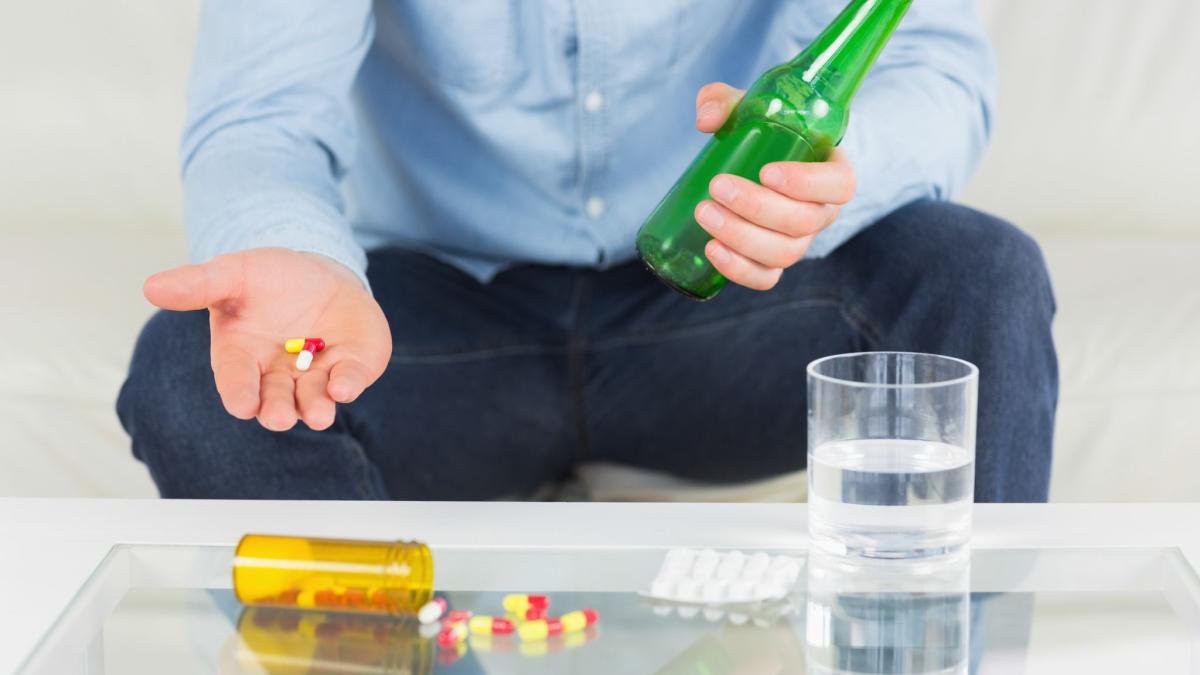 care-este-interactiunea-dintre-alimente-si-medicamente-si-la-ce-trebuie-sa-fim-atenti--medic-alcoolul-scade-metabolizarea-substantelor-active_26936700