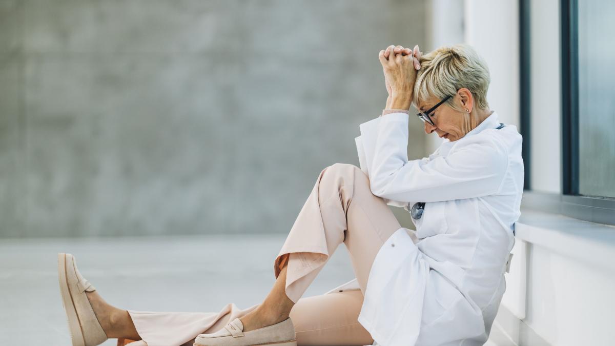 medicii--doborati-de-burn-out--paun-sa-l-privim-pe-medic-ca-pe-un-om-sunt-sacrificii--nu-exista-timp-liber--telefonul-suna-permanent--pacientii-te-solicita-la-orice-ora-din-zi-si-din-noapte_80476000