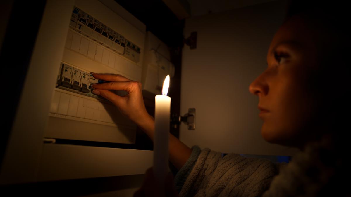 blackout--ce-sa-ai-mereu-langa-tine--in-cazul-unei-pene-de-curent--ce-ar-trebui-sa-faci-imediat-dupa-ce-se-intampla-ar-trebui-sa-ai-asta-acasa_69271700