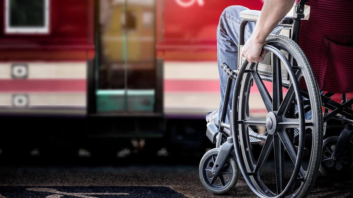 ziua-internationala-a-persoanelor-cu-dizabilitati--ciuca-au-aceleasi-drepturi-ca-oricine-altcineva--sprijin-de-5-000-de-euro-pentru-dispozitive-si-tehnologii-asistive_33696200