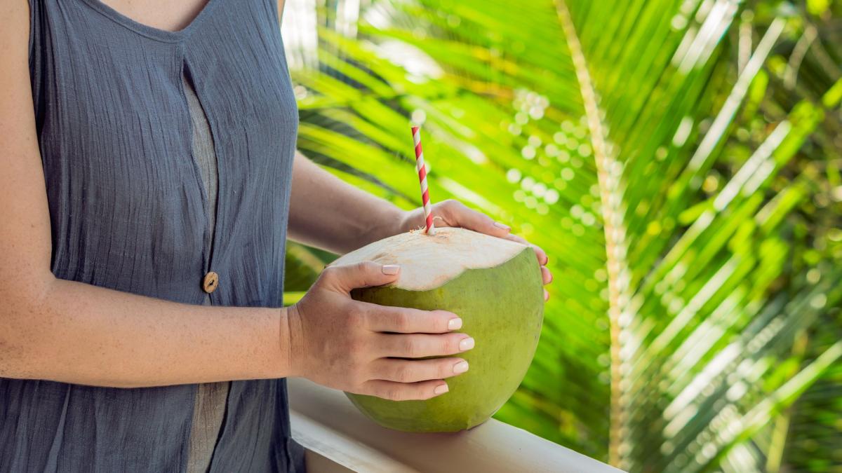 apa-de-nuca-de-cocos-ajuta-in-reglarea-glicemiei-si-a-tensiunii--care-sunt-alte-benefici-si-cand-este-contraindicata_37212800