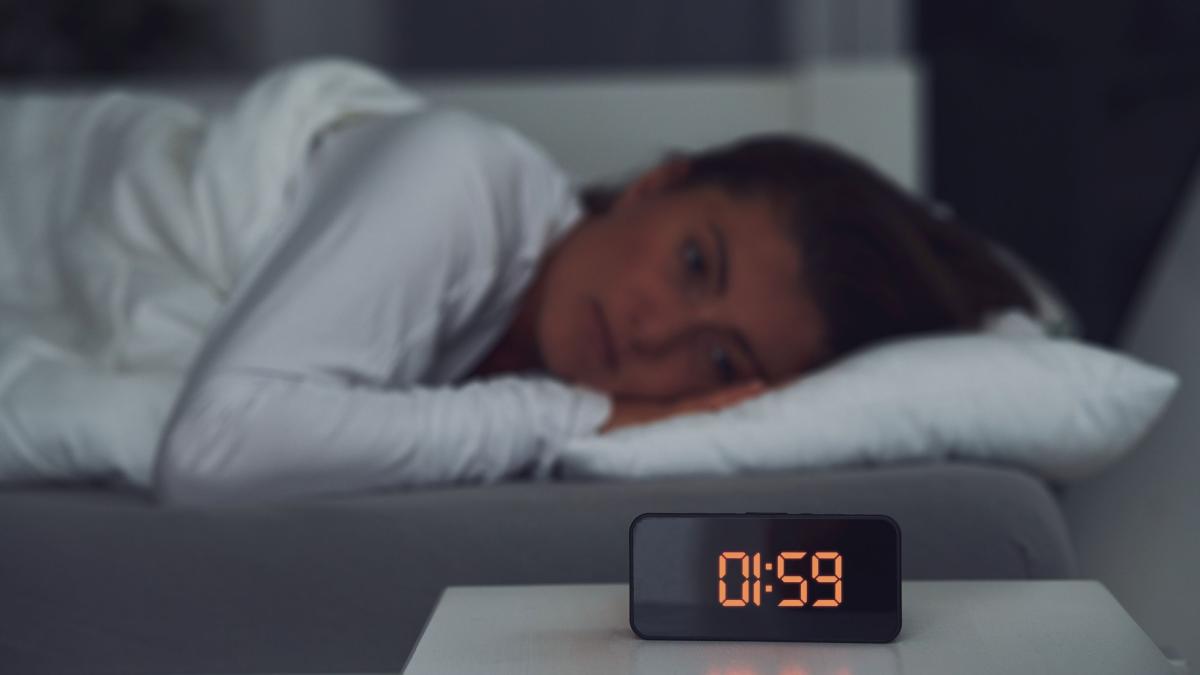 insomnia-cauze--remedii--cum-stii-daca-suferi-de-insomnie-si-de-ce-tip-te-uiti-la-ceas---e-12--mai-am-sase-ore-pana-ma-trezesc--este-1-si-mai-am-5-ore-pana-ma-trezesc--te-agita_03578300