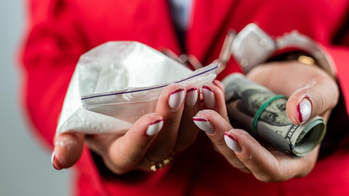 cocaina--scumpa-si-agresiva-ce-efecte-are--ce-se-intampla-cand-o-fumezi-si-cine-o-consuma-de-obicei-asta-e-ceea-ce-se-cauta-la-ea_54590600