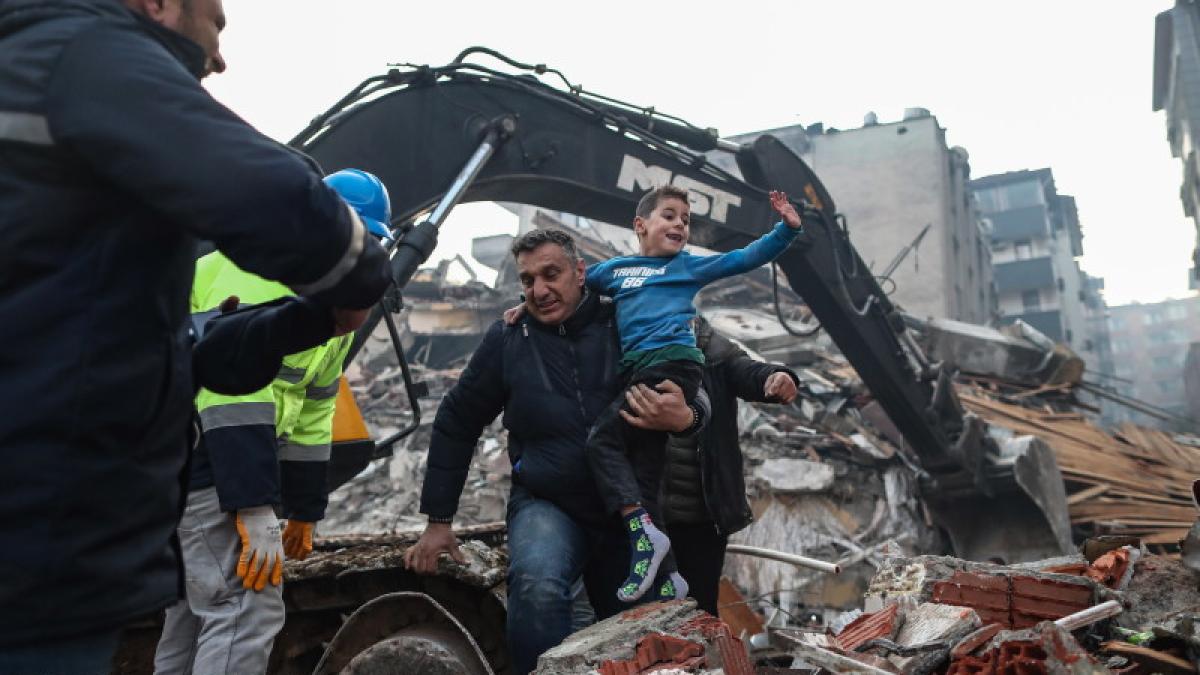 ce-faci-daca-te-prinde-cutremurul-pe-strada--in-masina--in-casa-sau-in-locuri-publice--ce-sa-nu-faci-niciodata--unde-te-adapostesti-si-de-ce-sa-te-feresti-intotdeauna_72377300