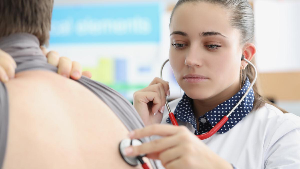 respiratia-suieratoare--wheezing--cauze--simptome--tratament--poate-avea-legatura-si-cu-tulburarile-gastroesofagiene_11542500