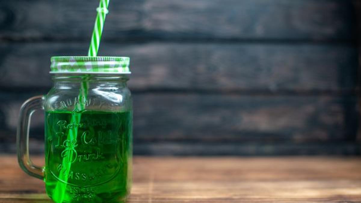 apa-cu-clorofila--remediu-pentru-anemia-prin-deficit-de-fier--la-ce-trebuie-sa-fiti-atenti-inainte-de-a-lua-suplimente-de-clorofila_96613400