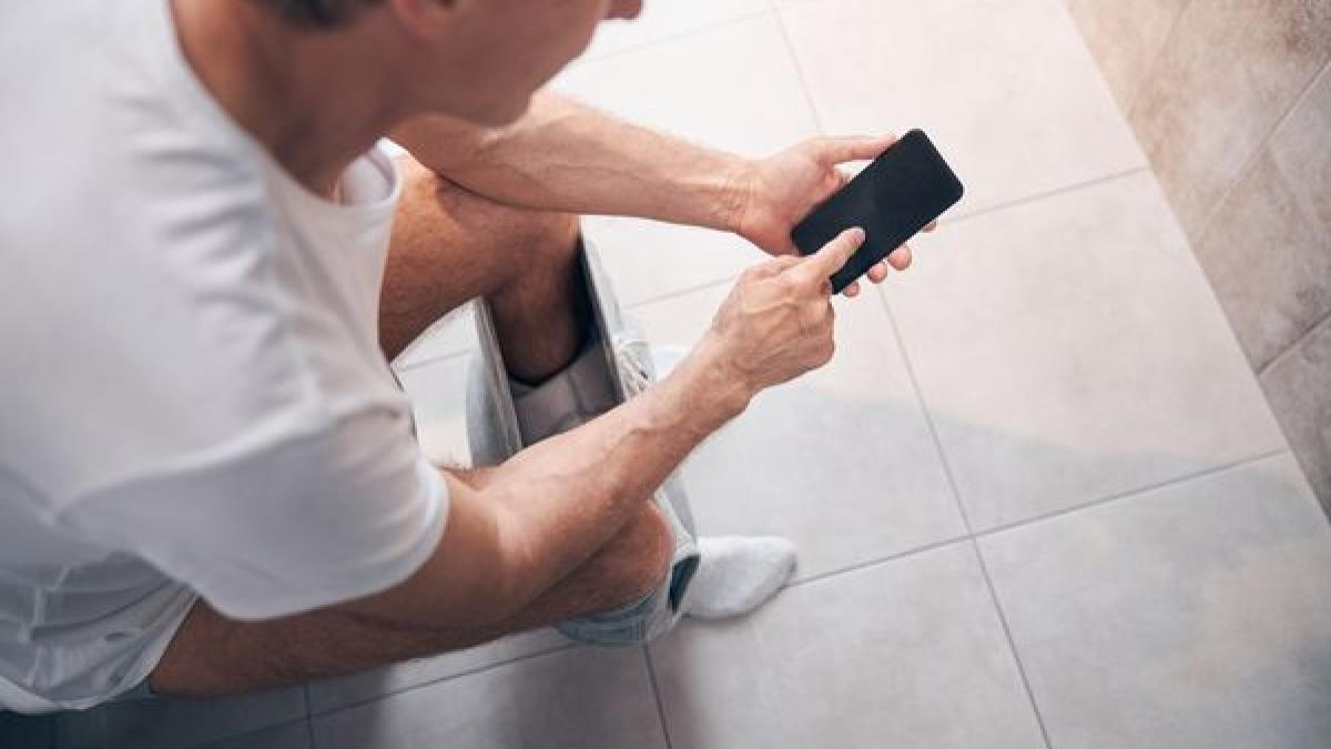 folosirea-telefonului-in-baie--factor-de-risc-pentru-aparitia-hemoroizilor--care-este-timpul-limita-de-stat-pe-toaleta-pentru-a-evita-aceste-probleme_33041400