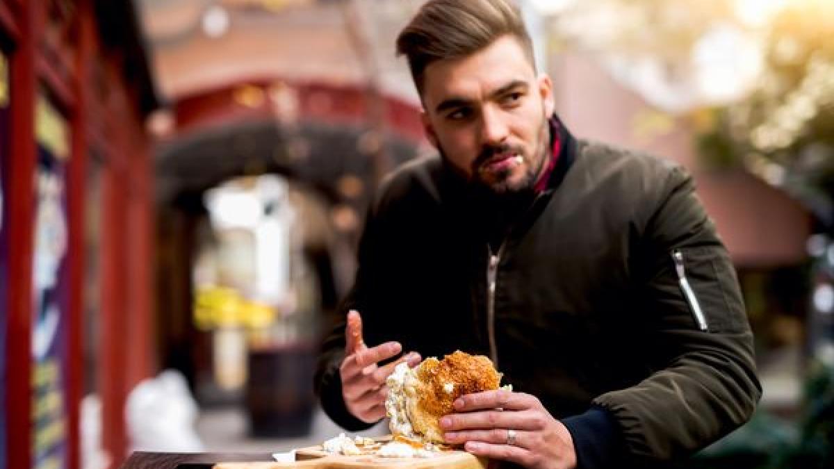 dupa-40-de-ani--dieta-barbatului-trebuie-reinventata--fast-food-ul--sucurile--dar-si-cartofii-prajiti--printre-alimentele-de-evitat_11557100