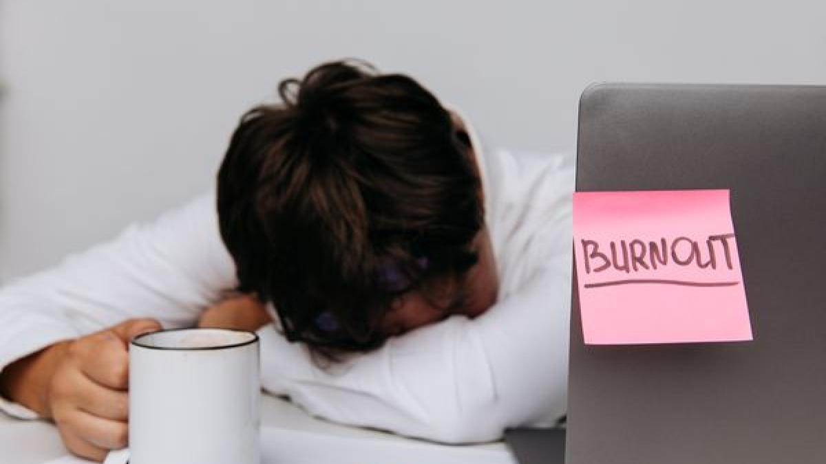 burnout-ul-este-tot-mai-prezent-in-corporatii-si-are-surse-multiple--leca-productivitatea-scade--te-epuizezi--anxietatea-incepe-sa-se-manifeste_95615400