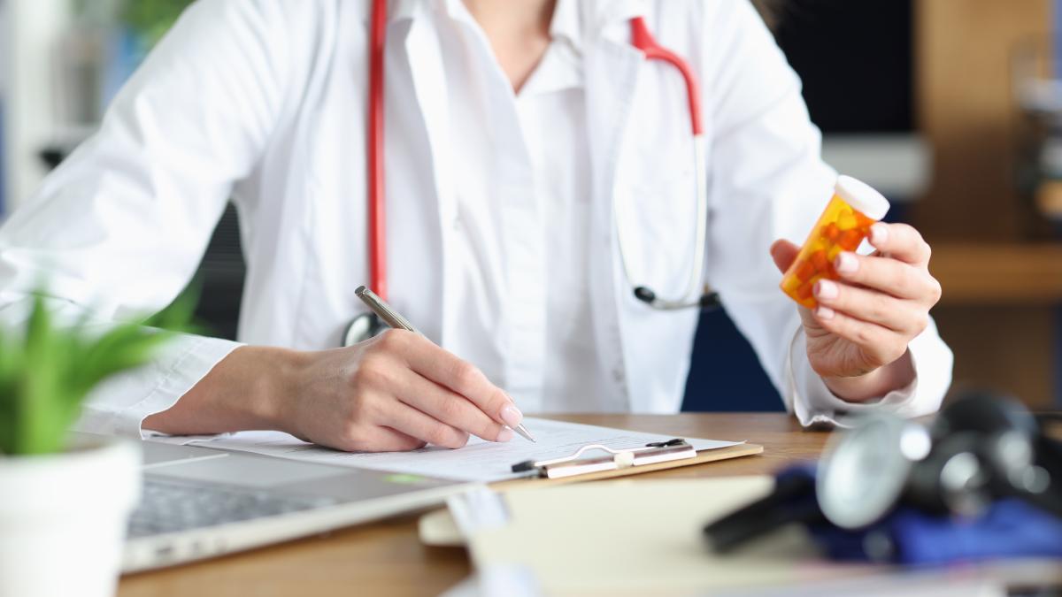 antibiotice--doar-cu-reteta-speciala--florin-buicu--dupa-decizia-lui-alexandru-rafila-viata-reala-ne-arata-ca-mergem-la-farmacie-si-ne-cumparam-orice-medicament-fara-niciun-fel-de-prescriptie_01147700