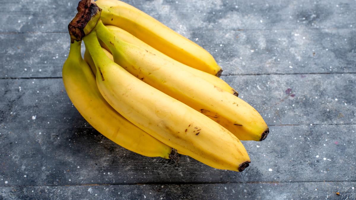 cum-sa-mananci-corect-banana_94536800