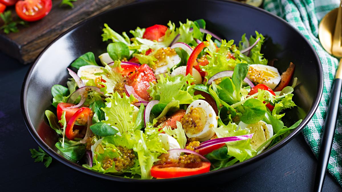 salata-de-primavara--beneficii--ajuta-la-scaderea-tensiunii-si-are-efecte-antiinflamatorii-si-antivirale_05347200