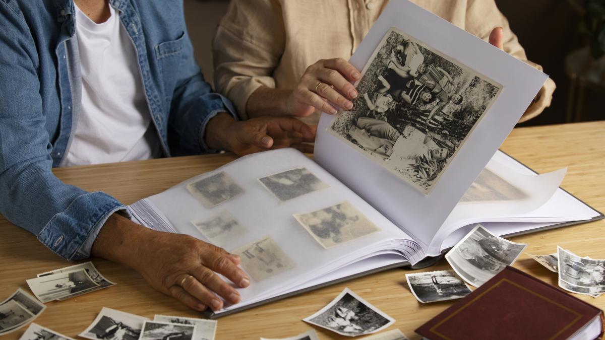 fotografiile--efect-terapeutic--cum-te-ajuta-sa-te-vindeci-vizionarea-unui-album-de-familie_76396400