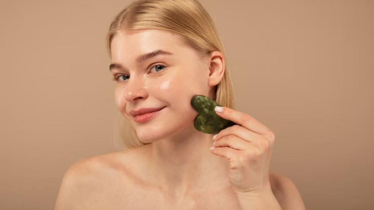 gua-sha--tehnica-de-masaj-facial-care-cucereste-tot-mai-multe-femei_07559200