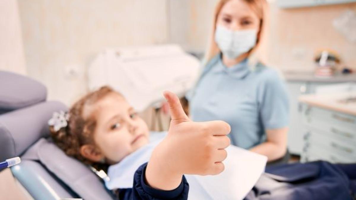 aparatul-dentar-la-copii--indicatii--anca-mantu-suptul-degetului-antreneaza-cresterea-oaselor-si-a-dintilor-spre-anterior_86978400