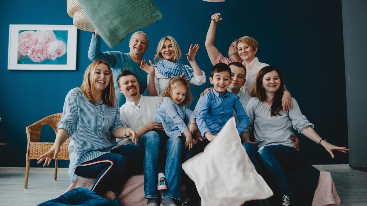 vreau-sa-ajungi-cineva-in-viata-secretele-familiilor-puternice--care-cresc-viitori-adulti-de-succes--pe-parintisipitici-ro--lansare-oficiala-de-ziua-copilului_91075400