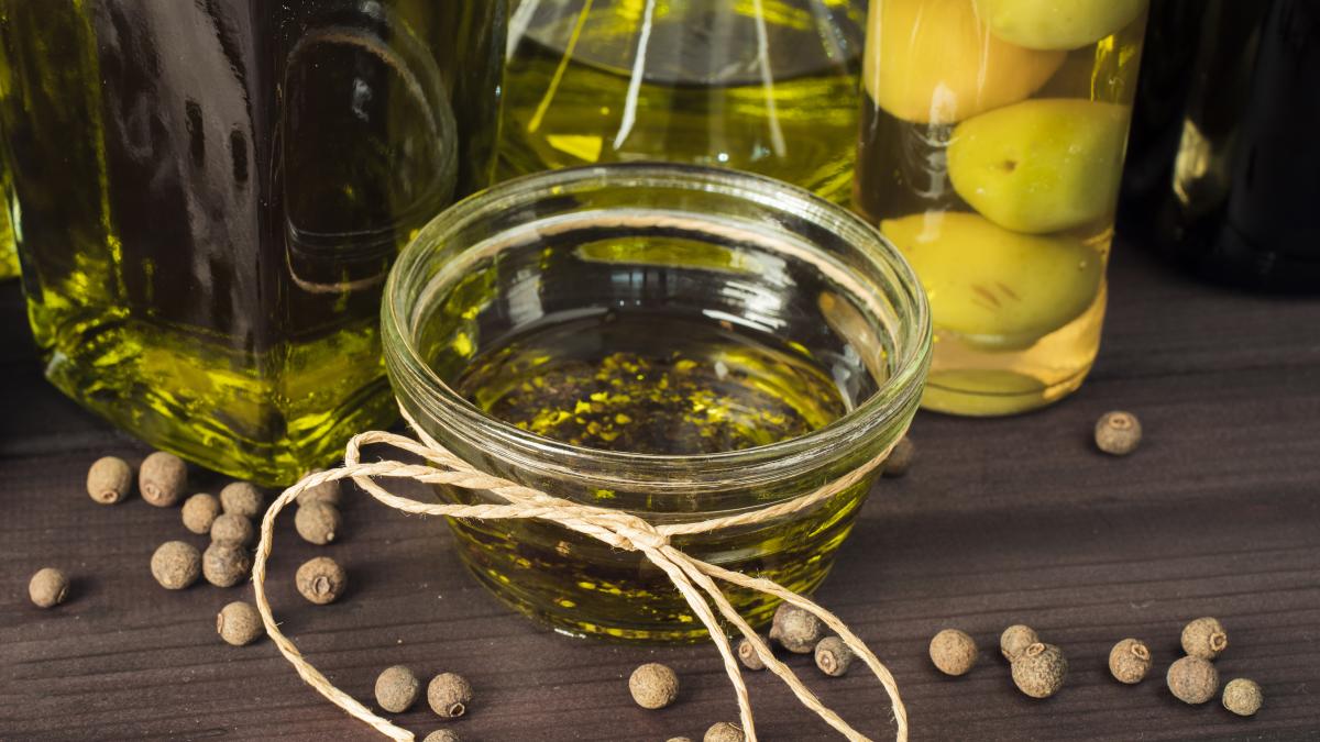 uleiul-esential-de-coriandru--eficient-pentru-scaderea-in-greutate-si-detoxifierea-sangelui--care-sunt-riscurile-unui-consum-excesiv_27154300