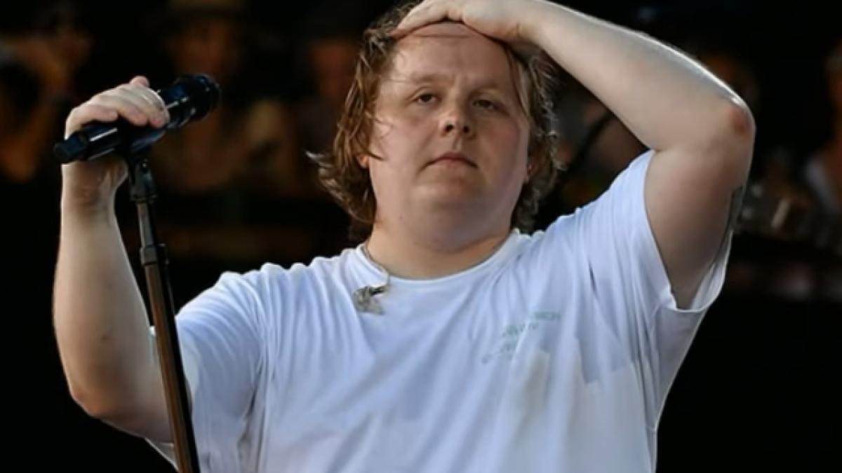 lewis-capaldi--intrerupt-pe-scena-de-sindromul-tourette-am-crezut-ca-am-o-boala-degenerativa--a-fost-o-usurare--este-in-regula_98019200