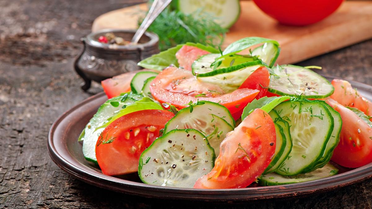 ce-ce-salata-de-rosii-si-castraveti-nu-e-sanatoasa-_93928700