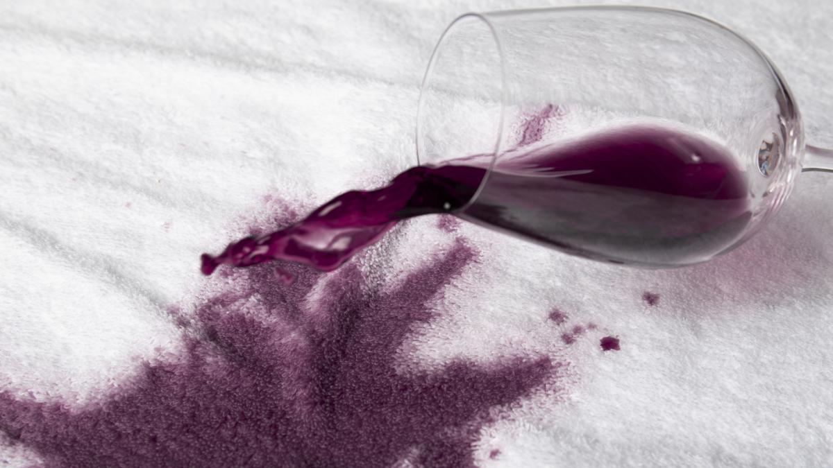 cum-scoti-petele-de-vin-rosu--trucul-genial-cu-vin-alb-la-care-nu-te-ai-fi-gandit-niciodata_98846200