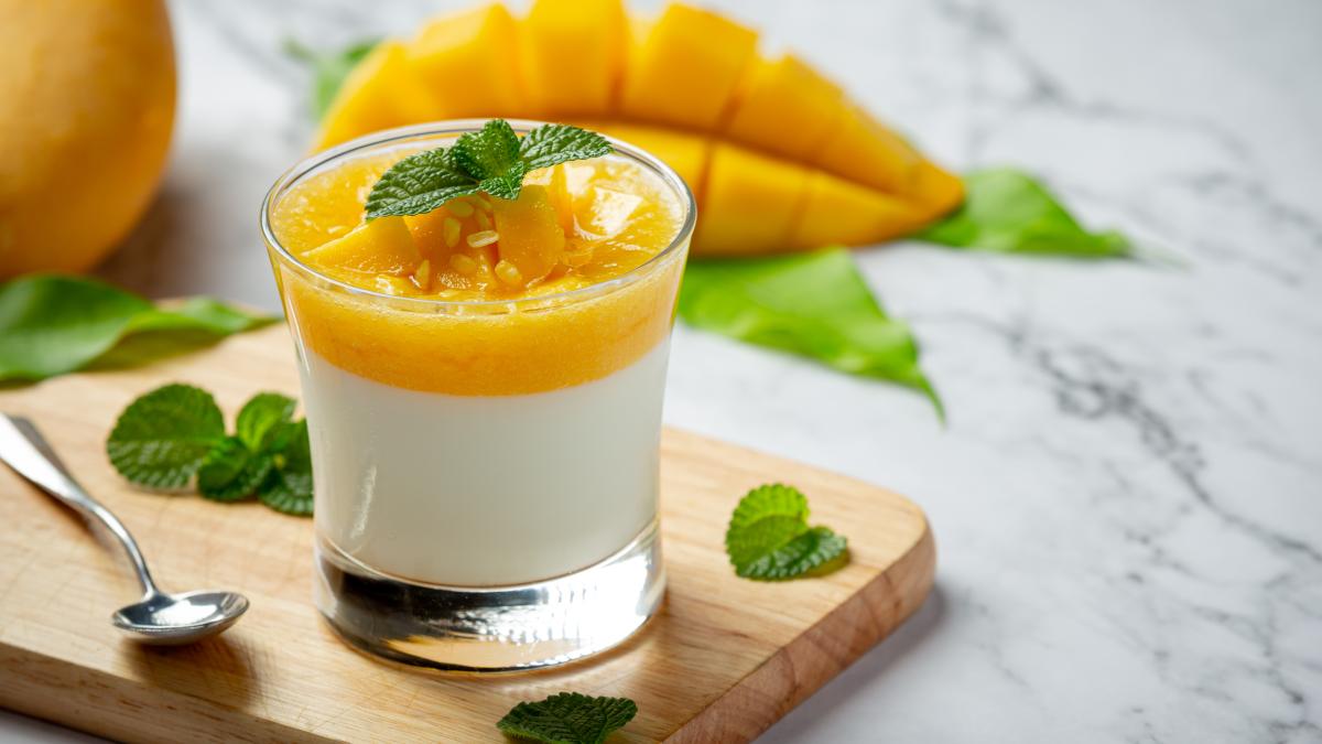 ghiveci-in-straturi-de-mango-si-iaurt-reteta-pentru-o-gustare-cu-putine-calorii--ai-nevoie-de-4-ingrediente-si-un-bol_62591400