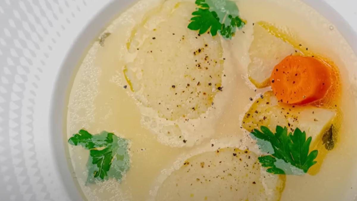 supa-cu-galuste-ingredientul-care-face-galustele-pufoase--chef-sorin-bontea-asta-i-tot--asa-nu-fac-cocoloase-si-nu-ramai-fara-zeama_33681100