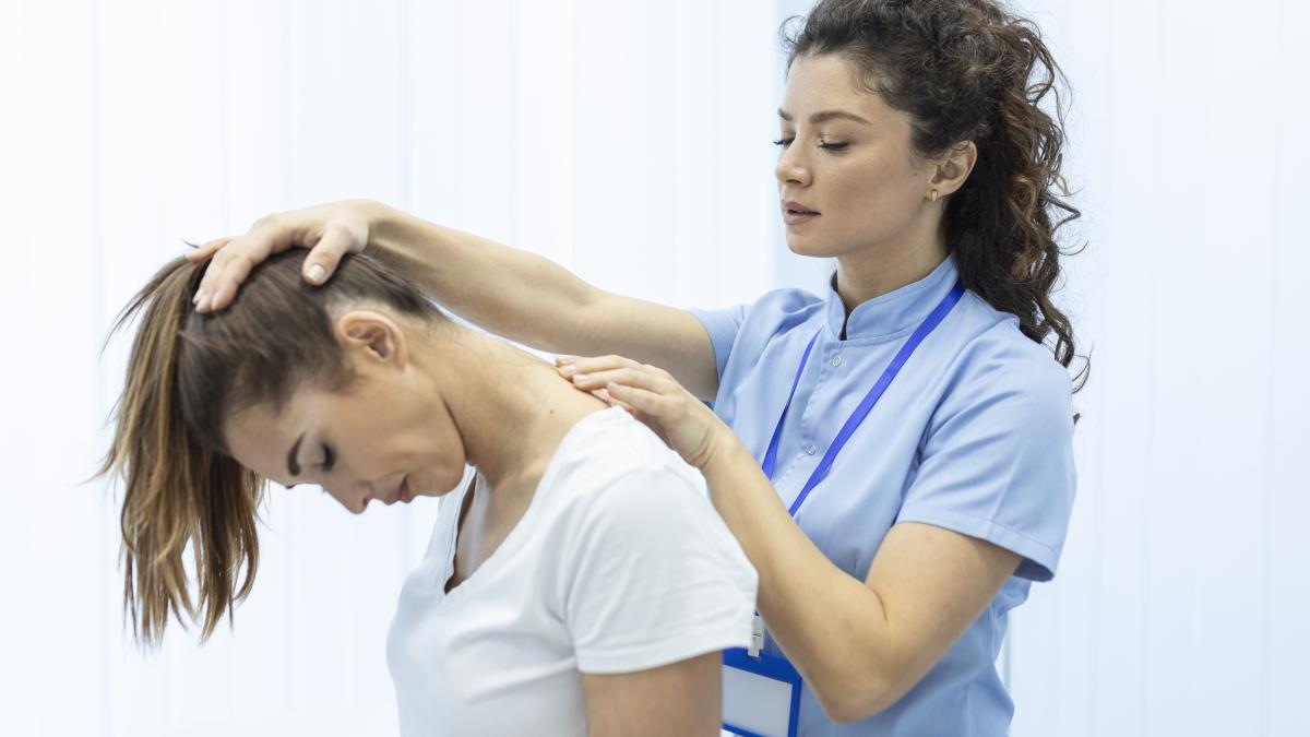 spondiloza-cervicala-simptome--cauze-si-ce-exercitii-sa-faci-pentru-ameliorarea-durerii-de-gat_98608300