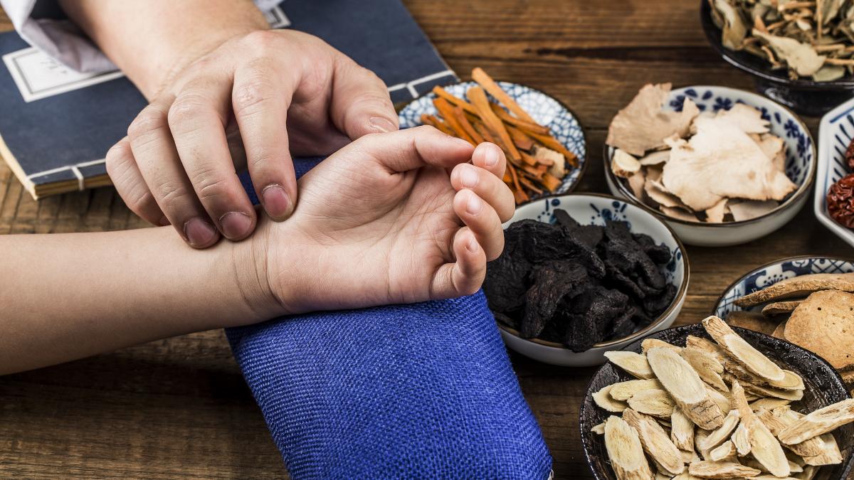 terapia-holistica-ce-este-si-de-cate-tipuri-este--la-ce-ajuta-reiki--homeopatia-si-medicina-ayurvedica_46129200