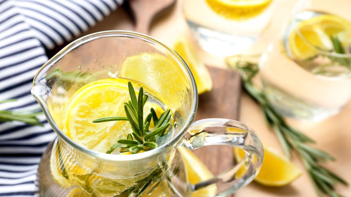 apa-cu-lamaie-si-rozmarin--bautura-magica-pentru-digestie-si-slabit--topeste-grasimea-de-pe-burta-si-e-delicioasa-e-un-detoxifiant-natural_19412900