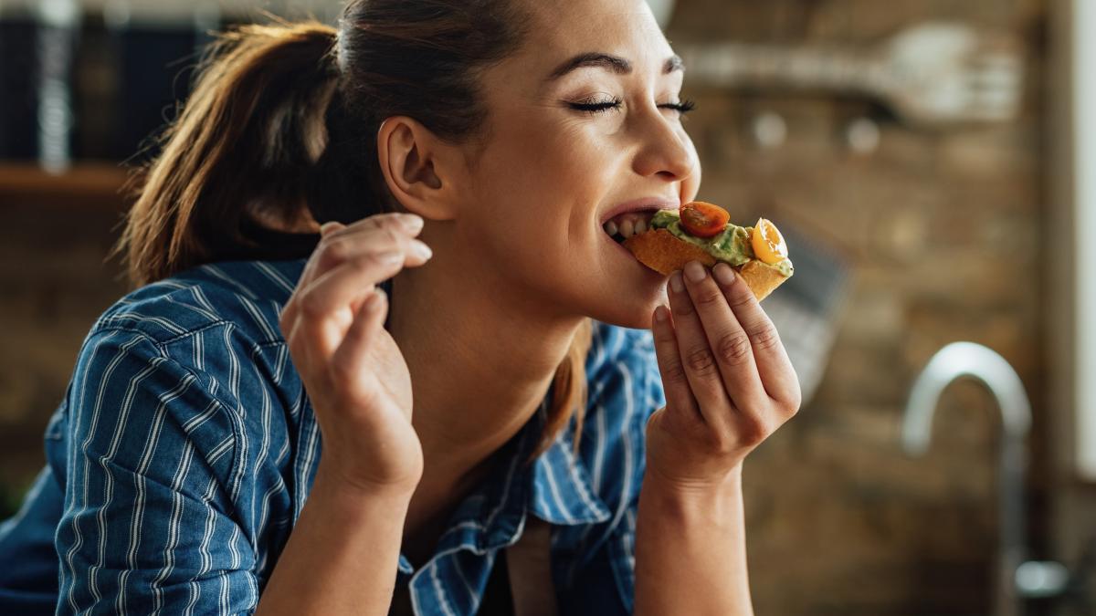 dietetician--mesaj-pentru-cei-care-mananca-intre-mese-nu-ar-trebui-sa-existe-vinovatie-ca-gusti-ceva--daca-ti-e-foame--bea-ceva-mic-si-bogat-in-proteine_40731600