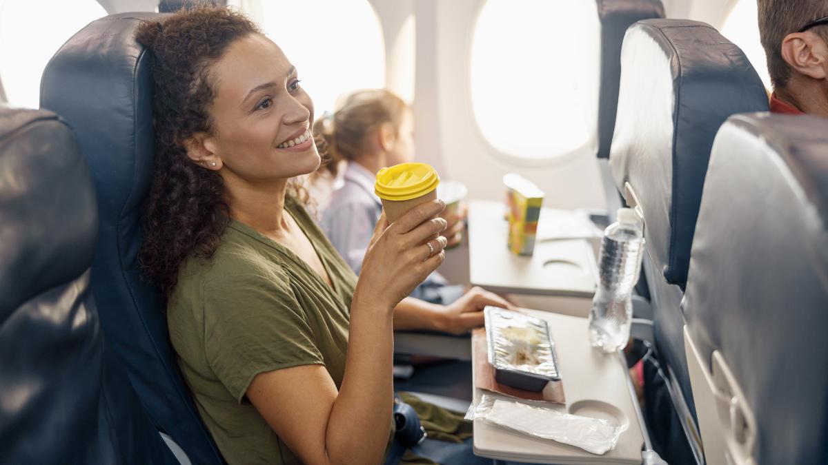 motivul-dezgustator-pentru-care-nu-trebuie-sa-bei-apa-in-avion-_18560900