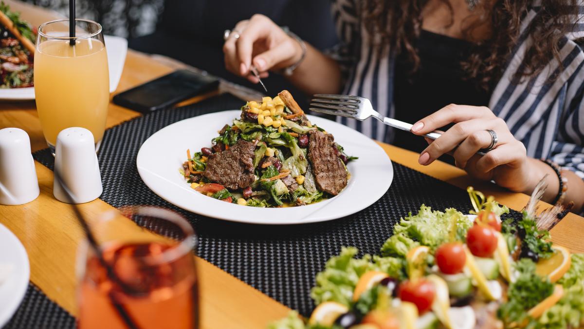 cata-carne-se-recomanda-sa-manancam-intr-o-saptamana--cum-putem-masura-o-portie-fara-cantar-de-bucatarie_45992200