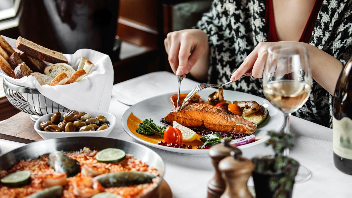ce-se-intampla-daca-mananci-zilnic-la-restaurant--riscurile-pe-care-le-poti-evita-daca-gatesti-mai-mult-acasa_88035600