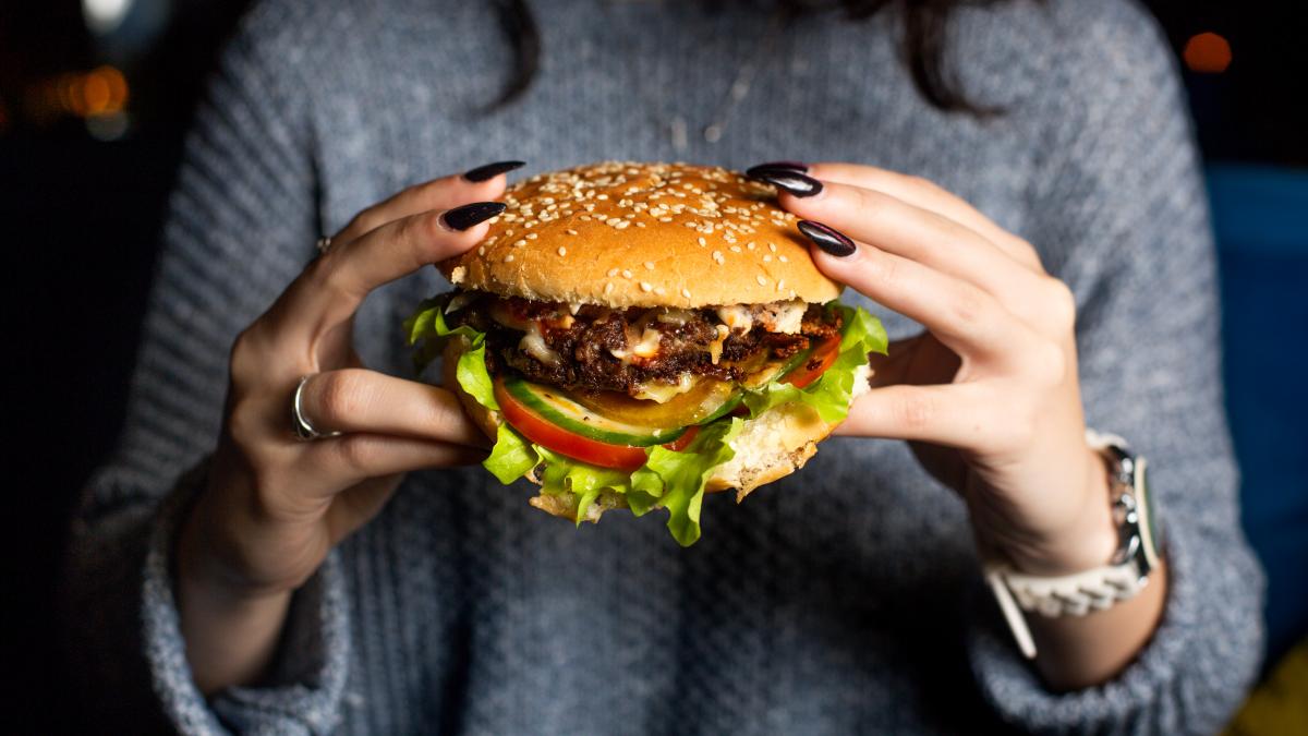 cum-sa-mananci-burgerii-fara-a-te-ingrasa-_22140300