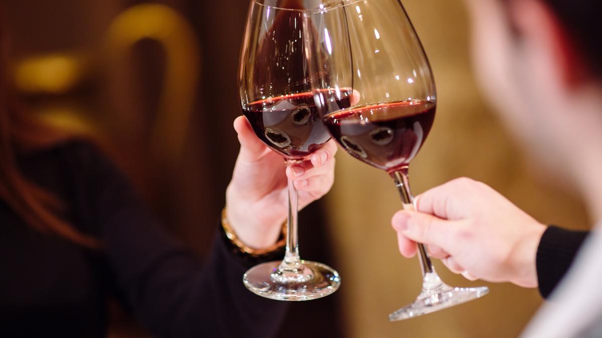 de-ce-te-doare-capul-dupa-ce-ai-baut-vin-rosu-_46556000