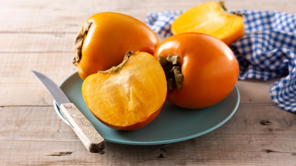 kaki-un-fruct-exotic-plin-de-nutrienti-1_20476200