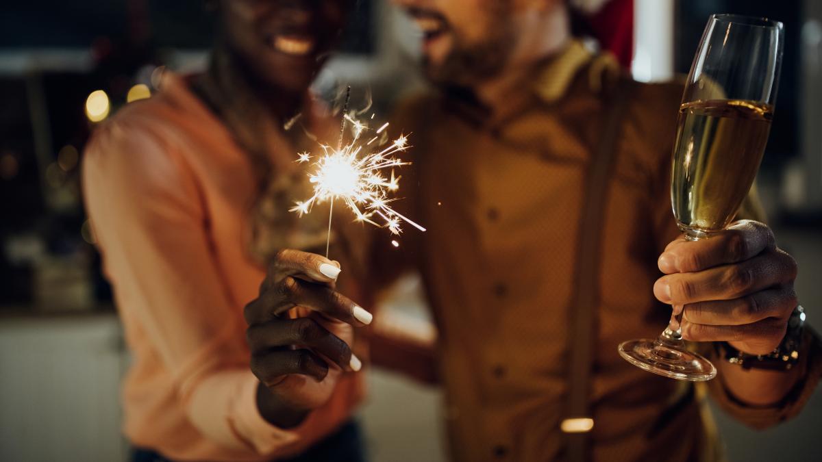 closeup-couple-having-fun-new-year-s-eve-home_06895400